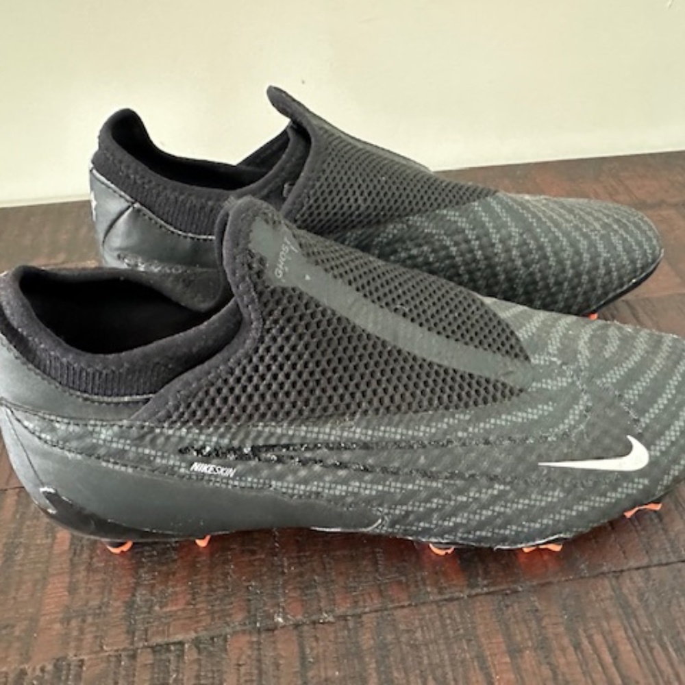 Mens Nike Phantom GX NikeSkin Dynamic Fit MG Cleat Size 8.5 (DD9472-010)